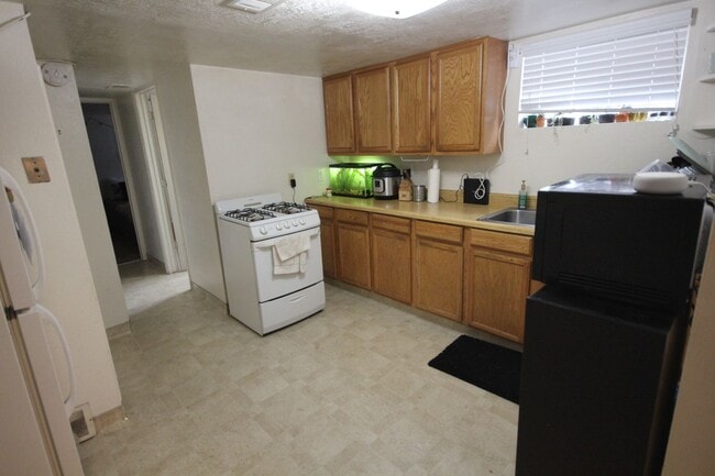 Building Photo - Married Apartment close to BYU Campus