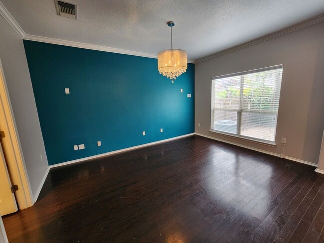 Building Photo - Spacious 3 Bedroom/2.5 Bath Home