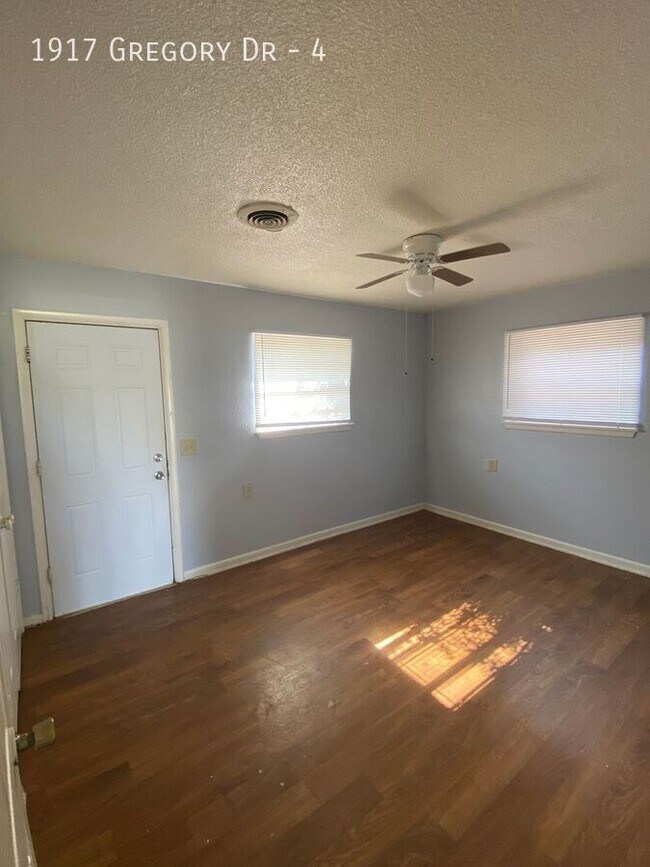 Foto del edificio - 1917 Gregory Dr