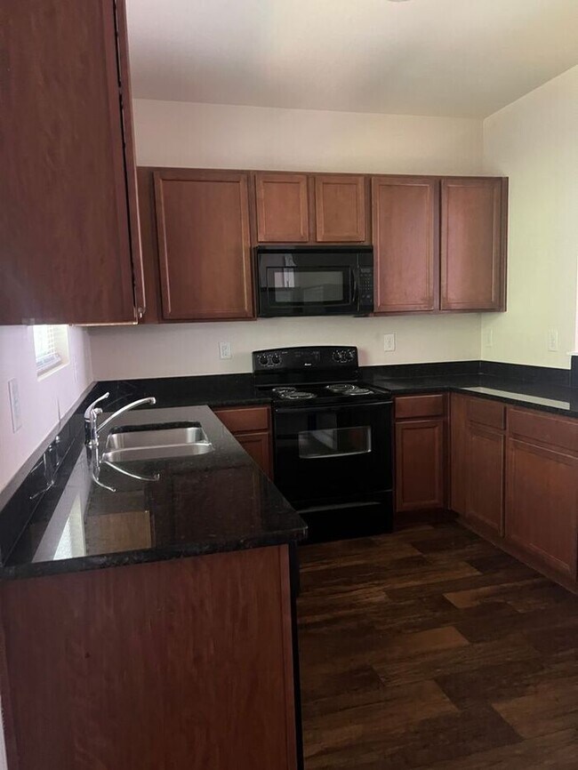 Building Photo - Beautiful 3 Bedroom 2.5 Bath Townhome in G...