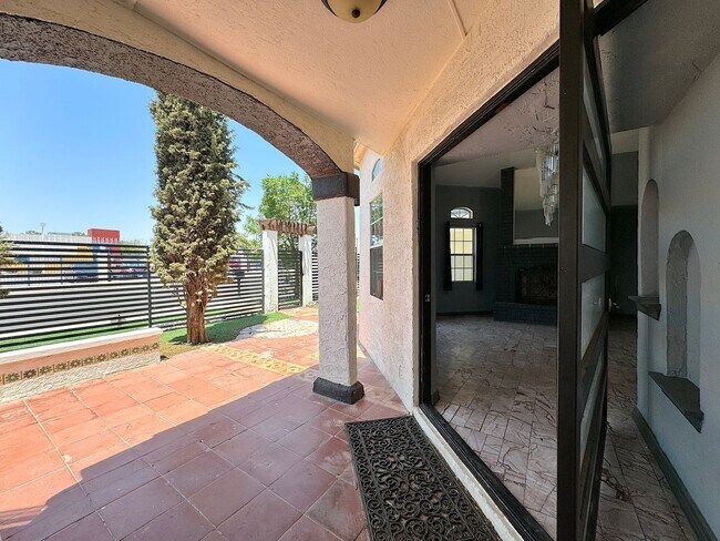 Building Photo - West El Paso/Canutillo 6bed/4bath refrig A/C Home!