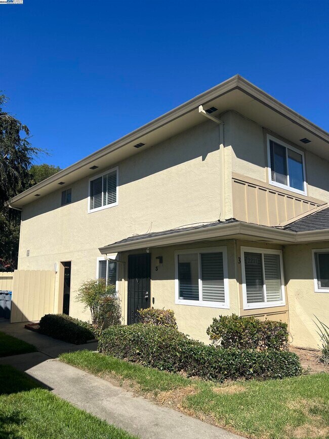 Foto del edificio - 2221 Partridge Way