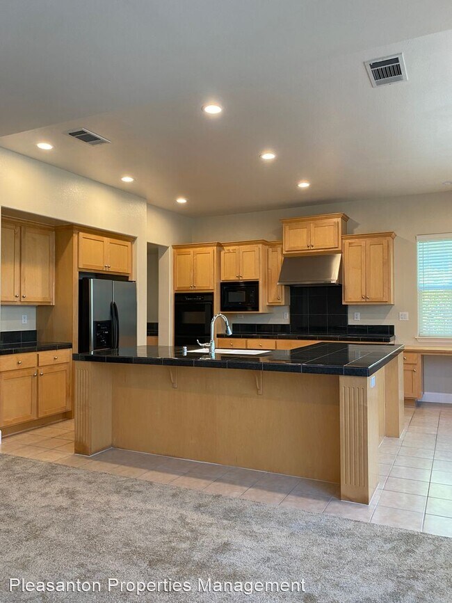 Building Photo - 4 br, 3.5 bath House - 108 Macedon Ct.
