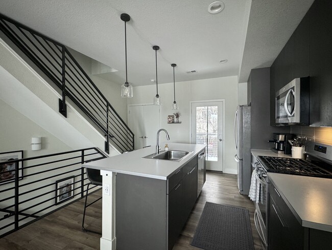 Building Photo - 1198 S Reed Way