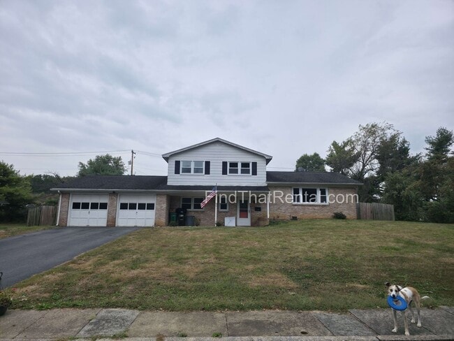 Building Photo - Available Immediately! Pet friendly, 2 car...