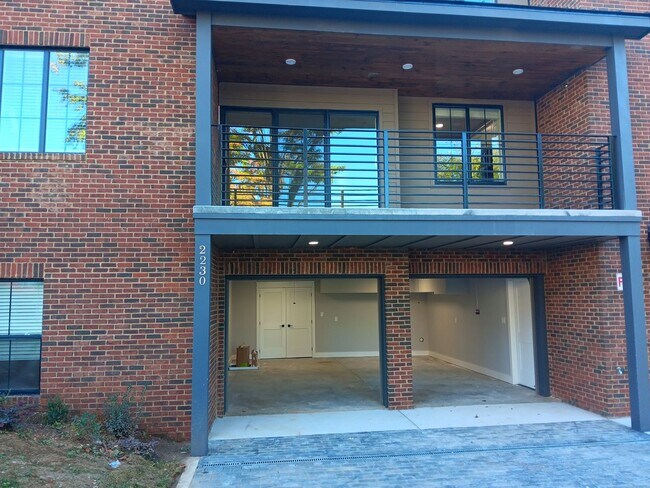 Foto del edificio - 4BR/4BA Townhome in Fort Sanders | Off Cam...