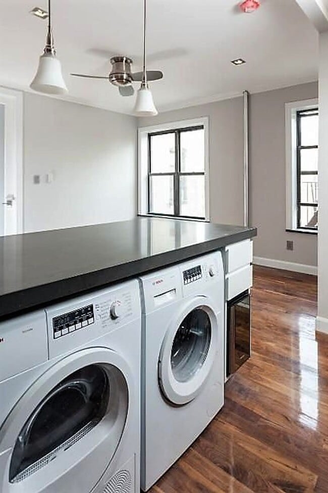 Building Photo - Second Avenue