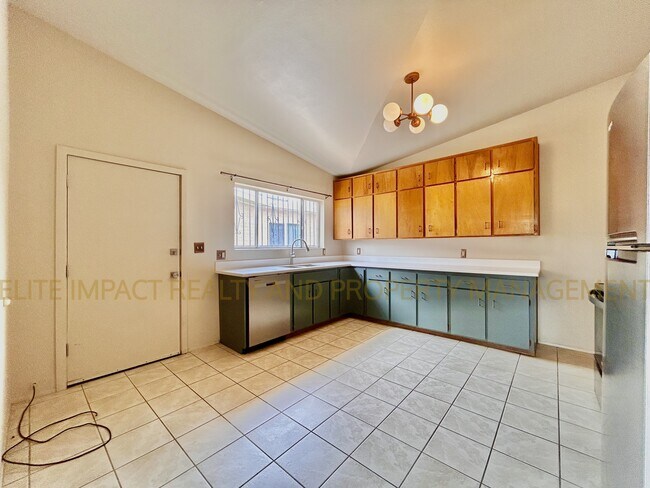 Foto del edificio - 3215 N Cherry Ave