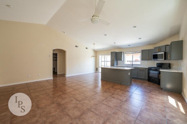 Building Photo - Fresno South East Home, 3BR/2BA, Built 200...