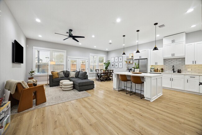 Foto del edificio - 6496 T C Jester Blvd