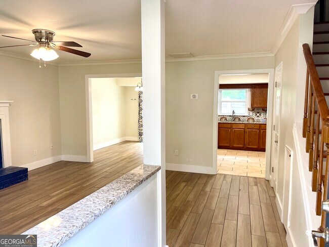 Foto del edificio - 696 Redland Dr
