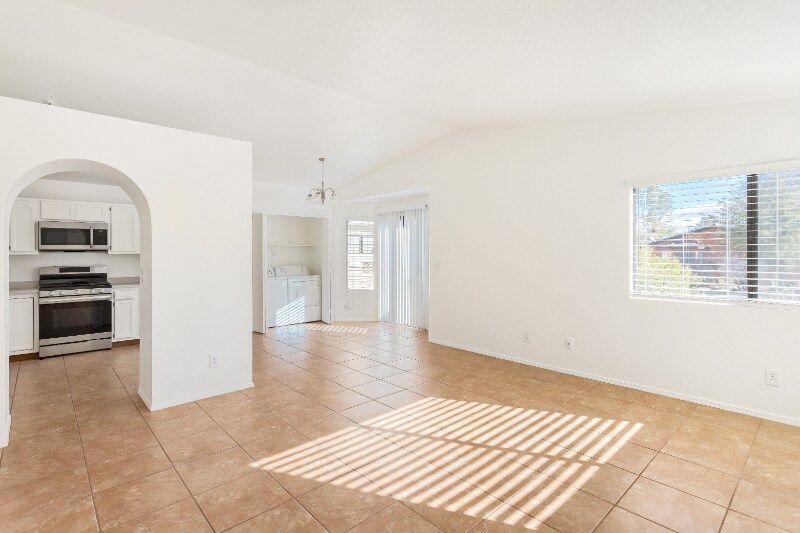 Foto principal - 740 S Sunset Vista Dr