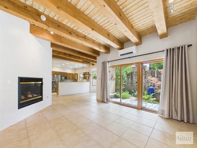 Building Photo - Beautifully Done Custom Built Townhouse wi...