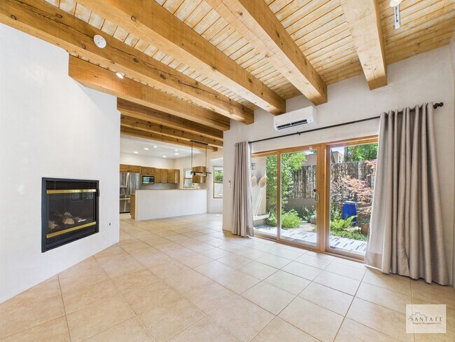 Foto del edificio - Beautifully Done Custom Built Townhouse wi...