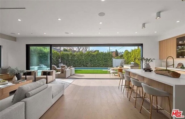 Foto del edificio - 4453 Gentry Ave