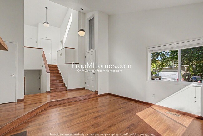 Foto del edificio - Stunning Four Bedroom Home w/ Lake Easement Access!