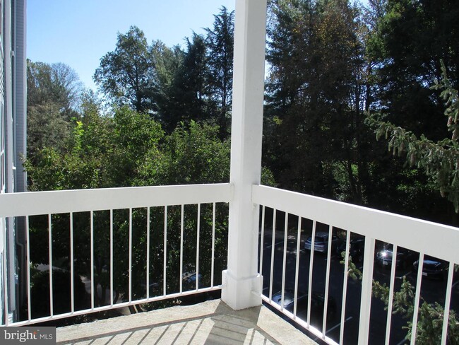 Building Photo - 3178 Summit Square Dr