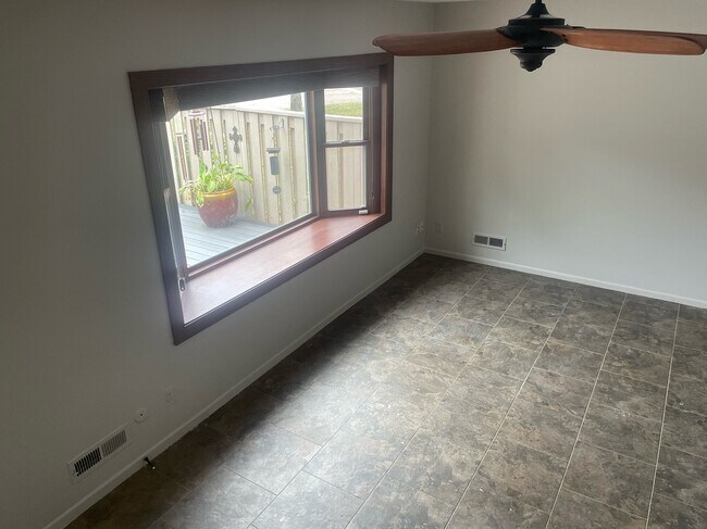 Building Photo - 1052 Carmel Ct