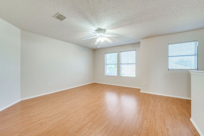 Building Photo - 2528 Red Oak Dr