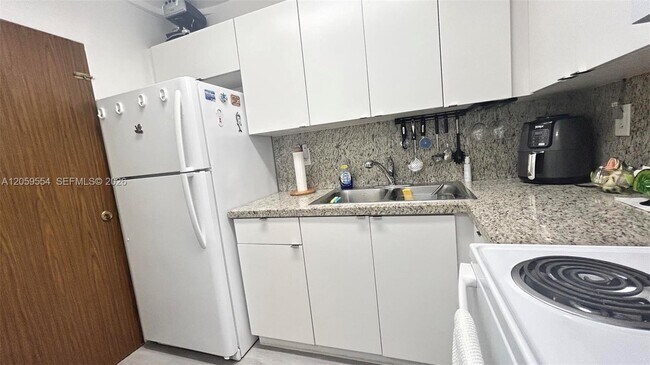 Foto del edificio - 2899 Collins Ave