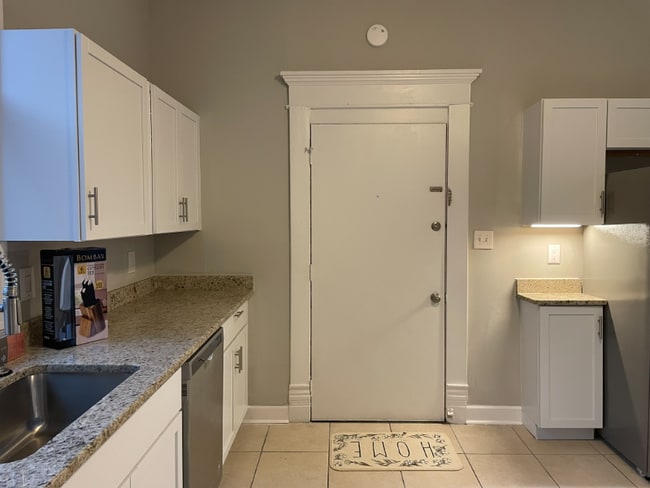 Building Photo - 65 Smith Pl