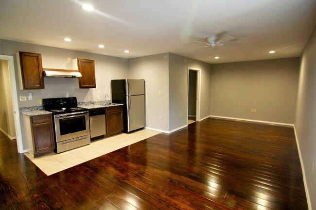 Building Photo - 1306 E 11th St