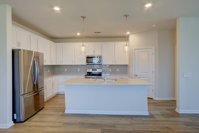 Foto del edificio - Spacious 4BR Rental with Stunning Kitchen & Covered Patio