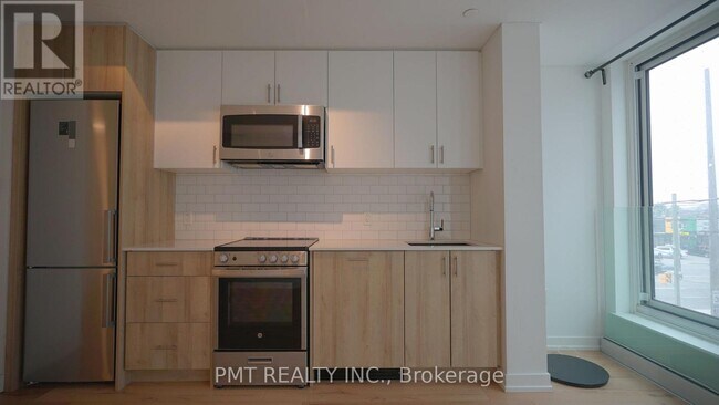Building Photo - 1195 The Queensway