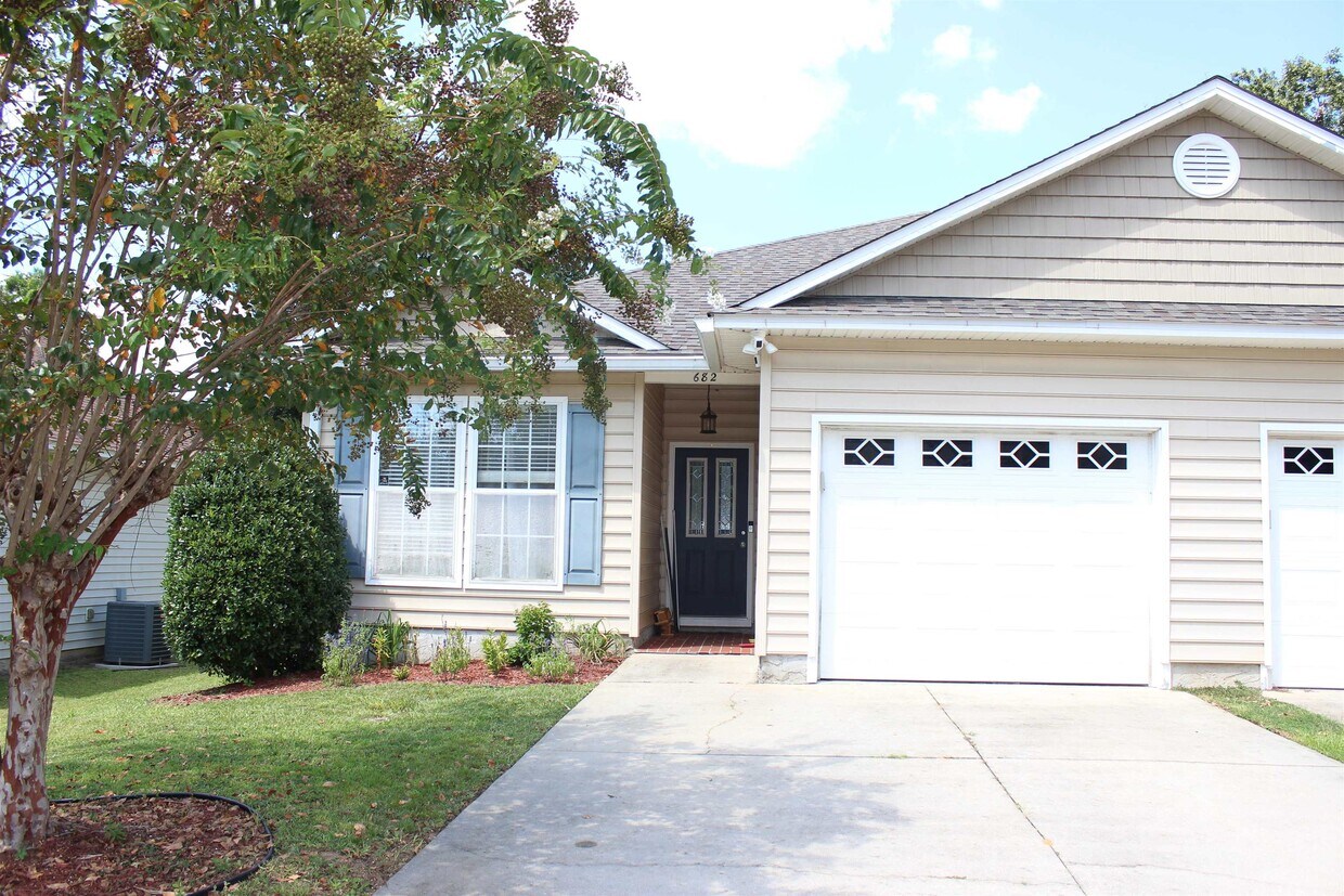 Foto principal - 682 Brooke Hampton Dr