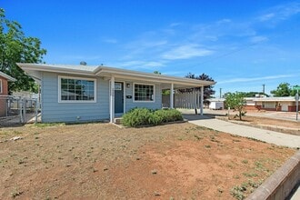 Building Photo - 3 Bedroom 2 Bath Conveniently Located House!