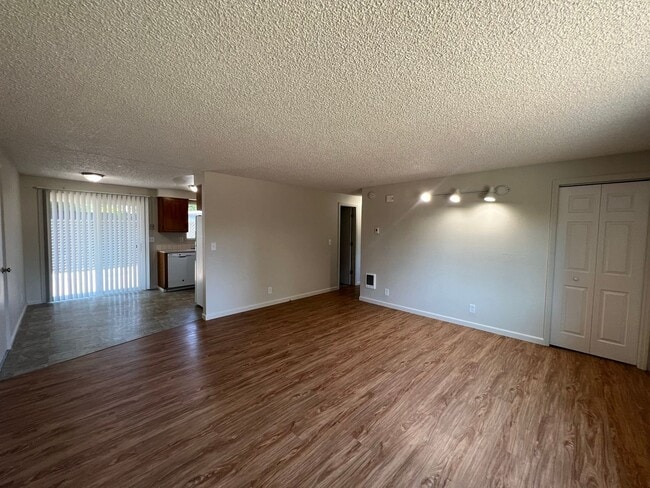 Foto del edificio - Beautifully Landscaped Two Bedroom