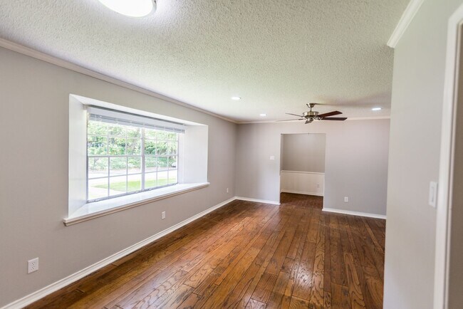Building Photo - 1825 Courtney Dr