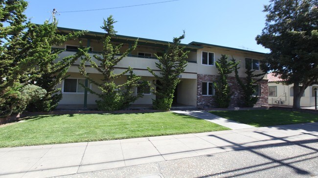 Building Photo - 1565 Main St