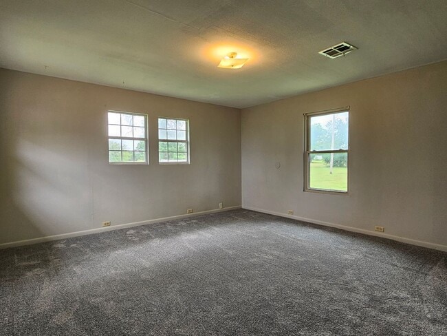 Building Photo - Welcome to this charming 3 bedroom, 1.5 ba...