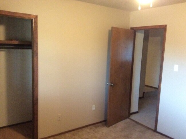 Building Photo - 2020 Glenarm Dr