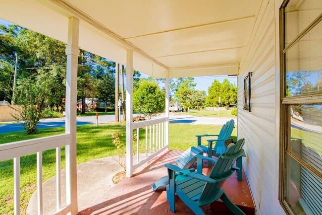 Building Photo - Bright & Comfortable 3 Bed/2.5 Bath Pensac...