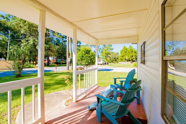 Foto del edificio - Bright & Comfortable 3 Bed/2.5 Bath Pensac...