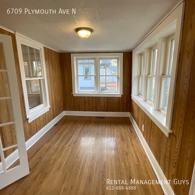 Building Photo - 3 Bedroom + Office Home In Golden Valley!