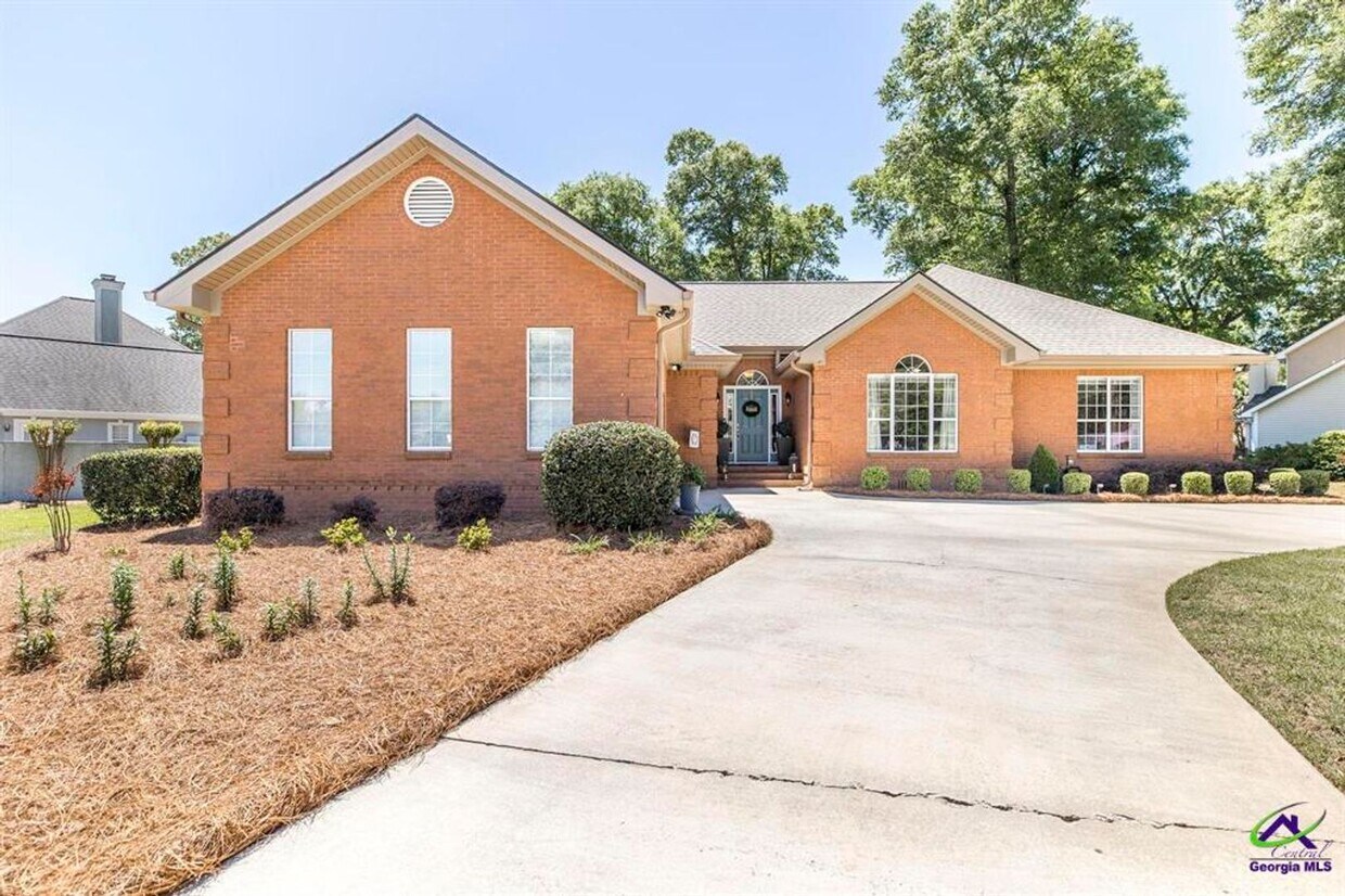 Primary Photo - Golf Course Property!