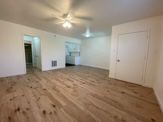 Building Photo - Tri-Plex, 1 bedroom, 1 bath plus a large o...
