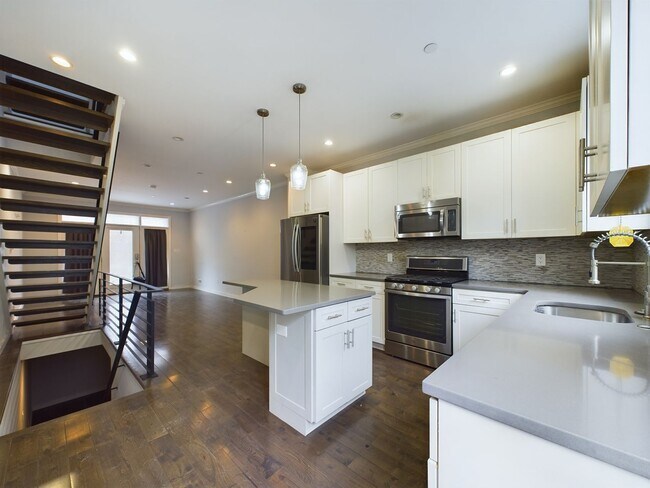 Foto del edificio - Spacious 3 Bedroom Home + Roof Deck in the...