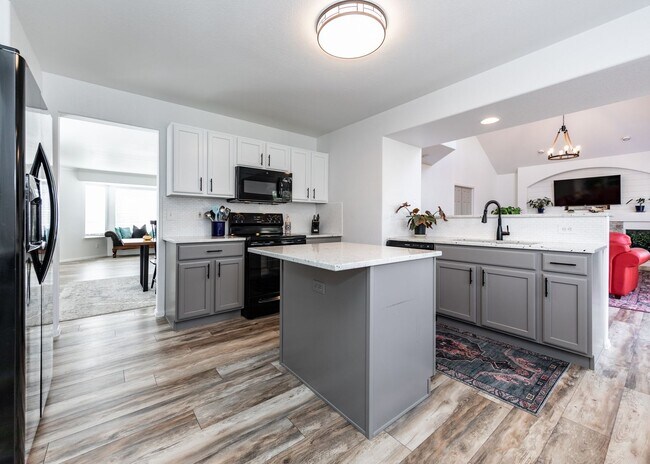 Building Photo - Beautiful 4 Bedroom Home in North Gate