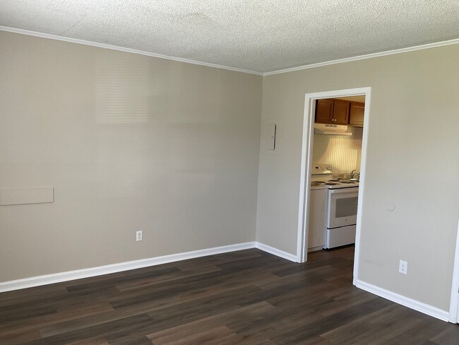 Building Photo - Come see this duplex that is conveniently ...