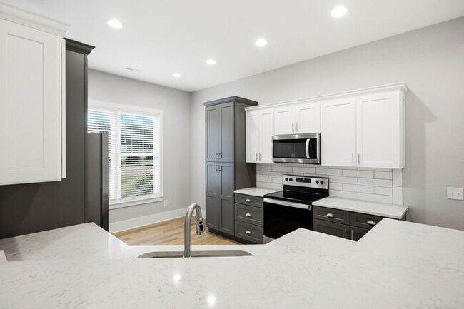 Building Photo - Home-Like Living in a Quiet Jonesborough Community