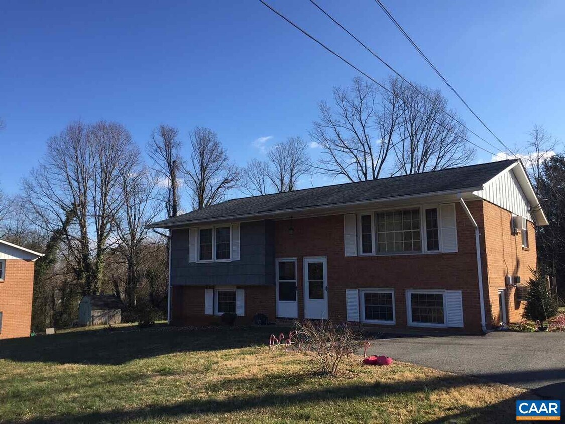 Foto principal - 1705 Cedar Hill Rd