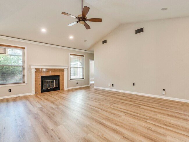 Foto del edificio - Welcome to the custom home in Buttercup Creek