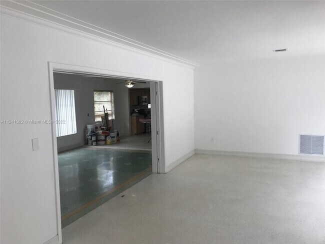 Foto del edificio - 102 NW 105th St