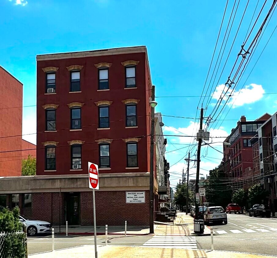 Building Photo - 331 Grand St
