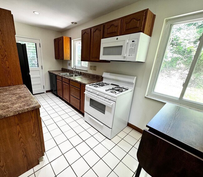 Foto del edificio - BRENTWOOD BEAUTY -- Available Now!!