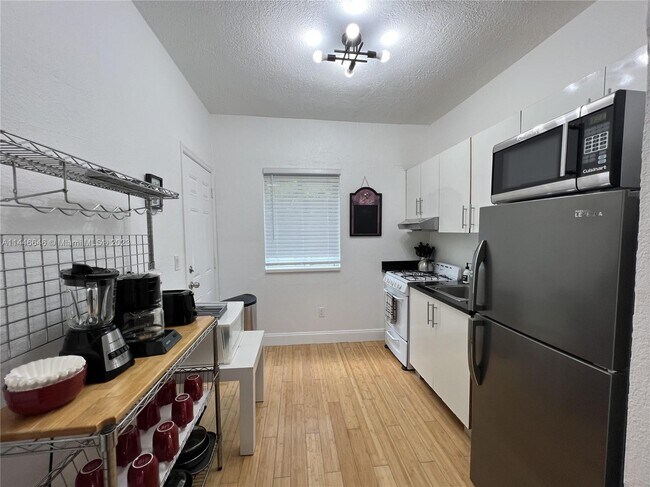Foto del edificio - 8415 Harding Ave